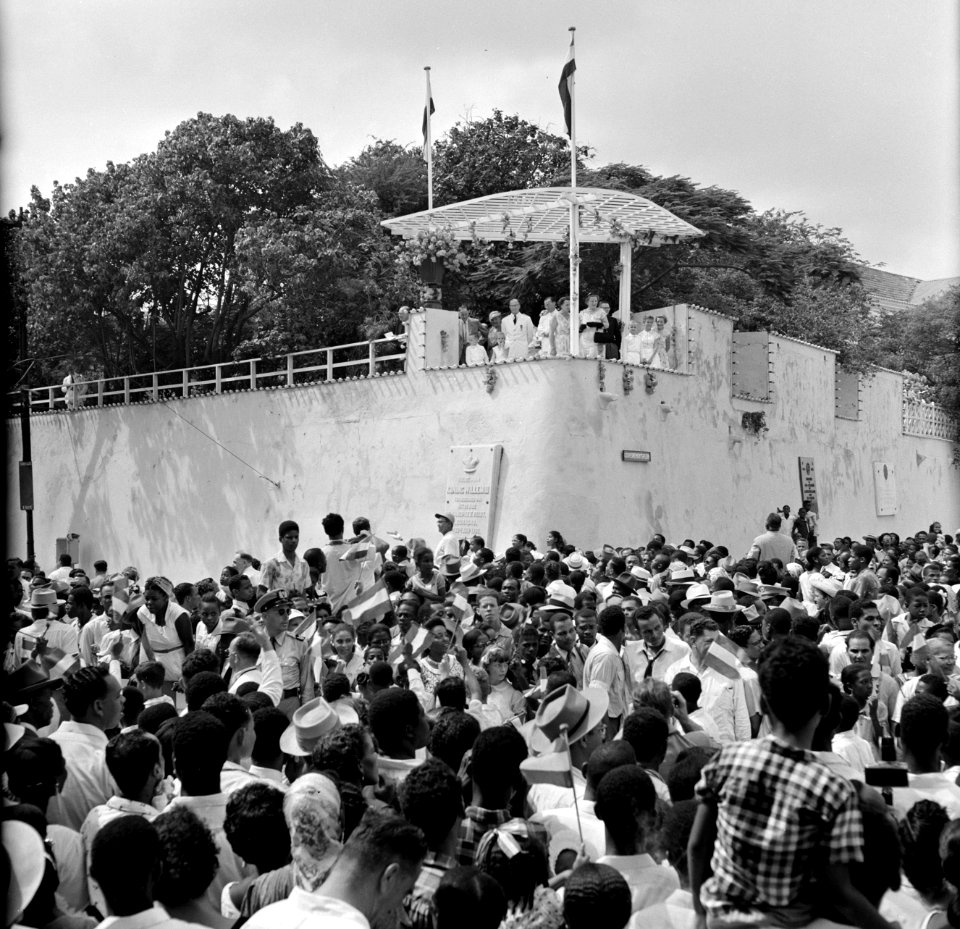 Het koninklijk paar op de muur van Fort Amsterdam in Willemstad, samen met de go, Bestanddeelnr 252-3567