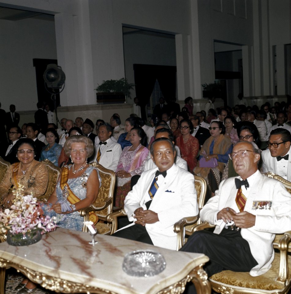 Het koninklijk paar met president en mevrouw Soeharto in het Merdekapaleis in Ja, Bestanddeelnr 254-9026