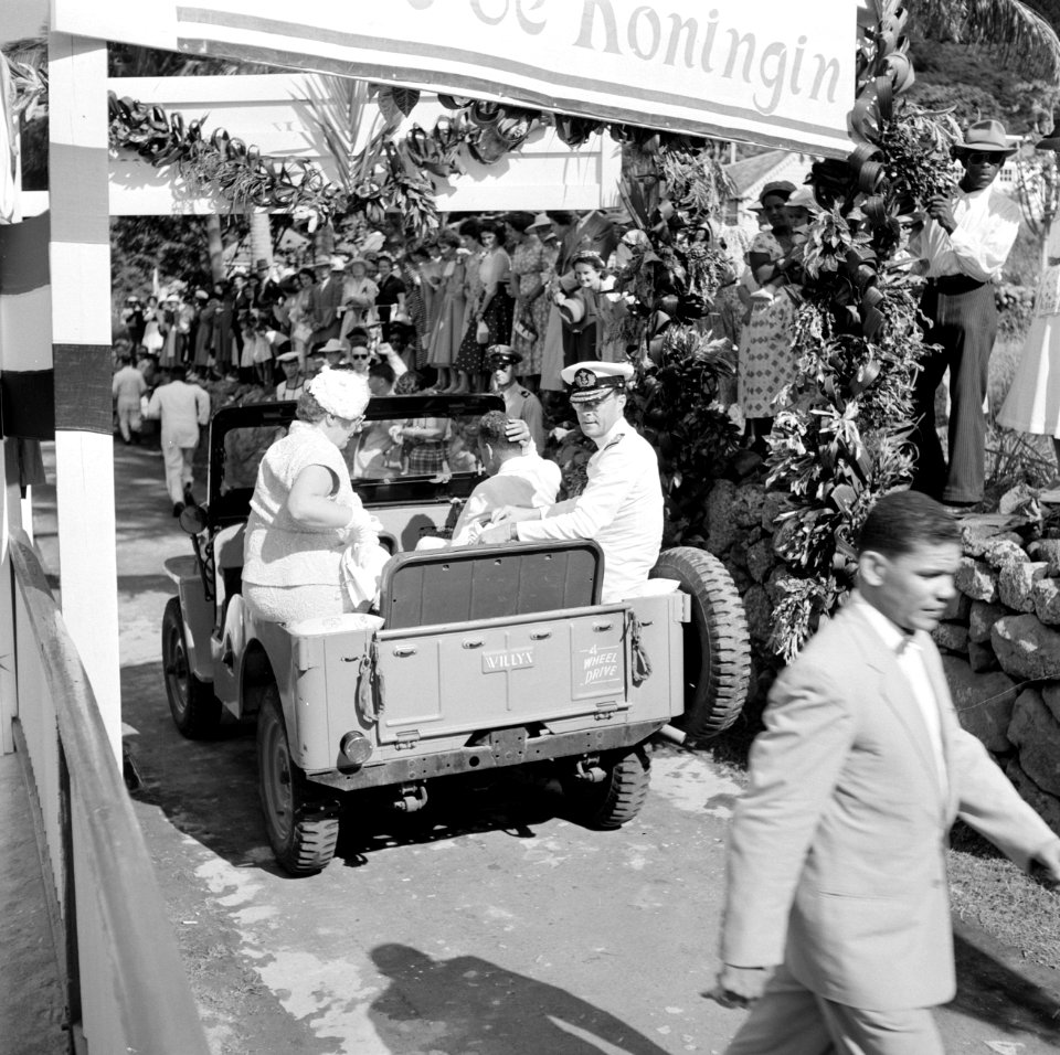 Het koninklijk paar in The Bottom in een jeep voor een rondrit over het eiland S, Bestanddeelnr 252-4094