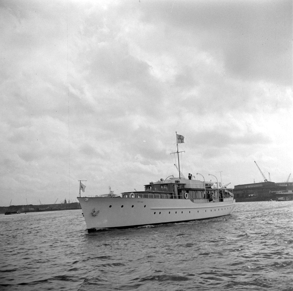 Het koninklijk jacht Piet Hein op weg naar de Nationale Vlootschouw van Marine, Bestanddeelnr 255-7221