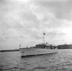Het koninklijk jacht Piet Hein op weg naar de Nationale Vlootschouw van Marine, Bestanddeelnr 255-7221
