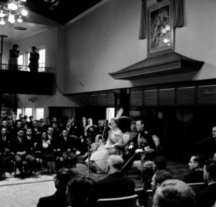 Het koninklijk paar tijdens de buitengewone vergadering van de Staten, Bestanddeelnr 252-3637