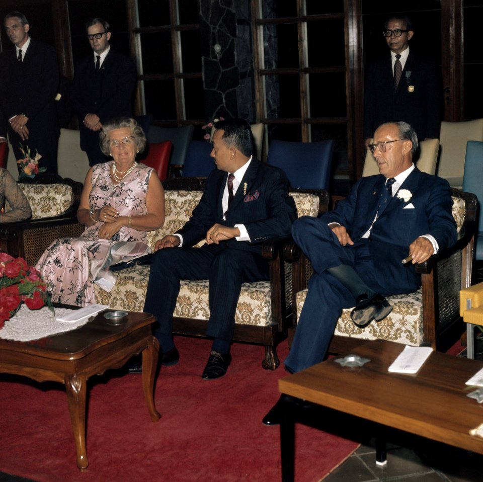 Het koninklijk paar in Bandung In het midden de gouverneur van West-Java, Bestanddeelnr 254-9055