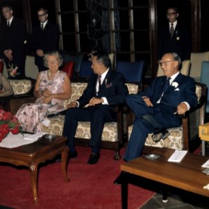 Het koninklijk paar in Bandung In het midden de gouverneur van West-Java, Bestanddeelnr 254-9055