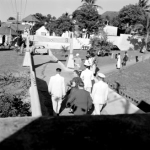 Het koninklijk paar op weg naar Fort Oranje in Oranjestad op Sint Eustatius, Bestanddeelnr 252-4030