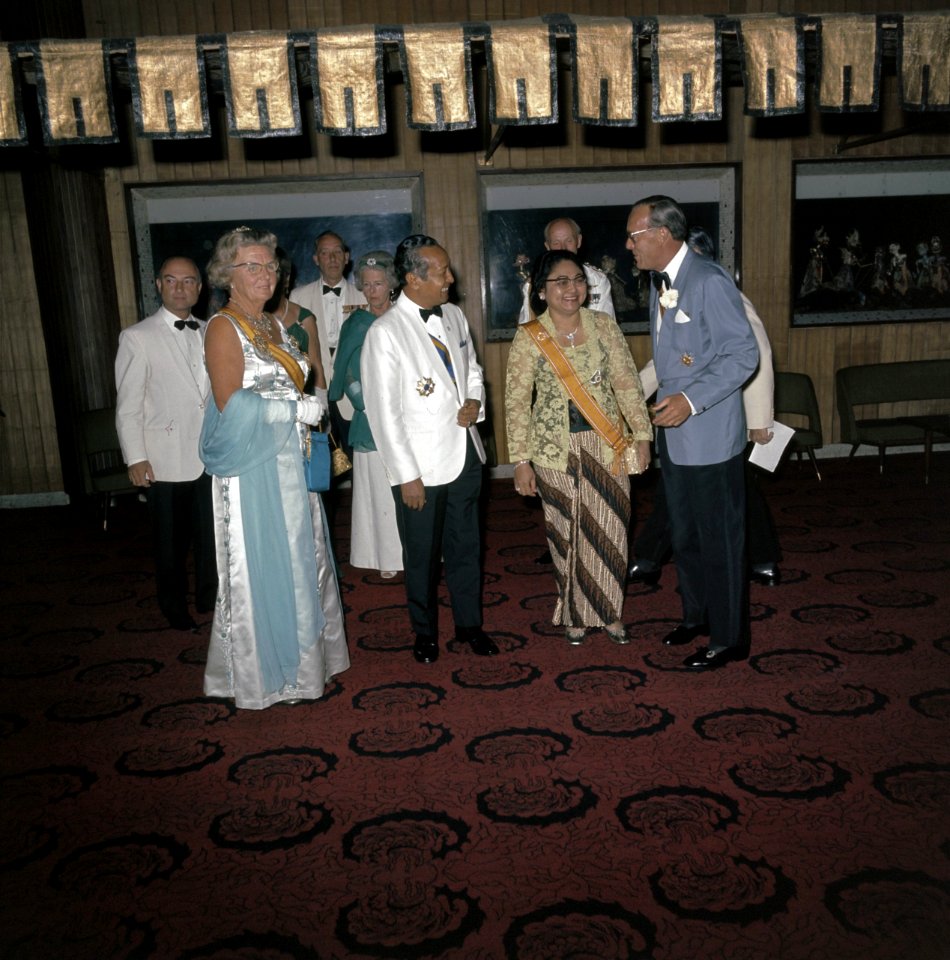 Het koninklijk paar op een galabijeenkomst met president Soeharto en zijn vrouw,, Bestanddeelnr 254-9071