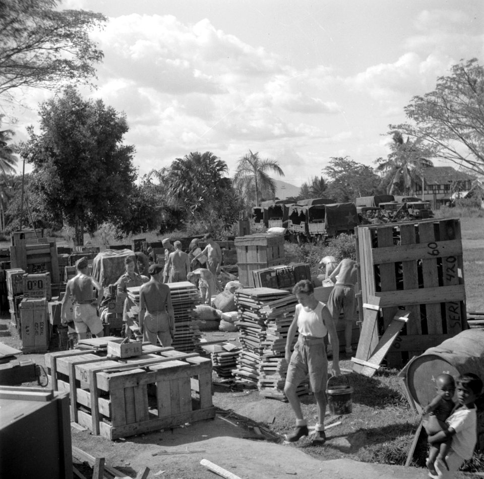 Het inpakken bij het Tiger Lane Camp bij Ipoh voor het vertrek naar Indonesië, Bestanddeelnr 255-8209