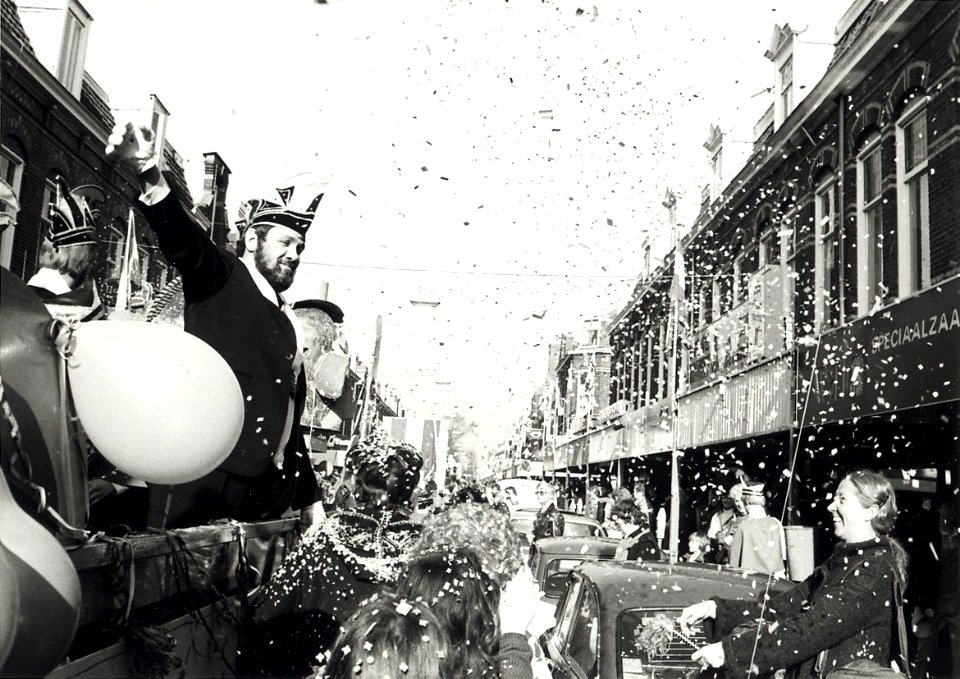 Het jaarlijkse carnavalsfeest in de Generaal Cronjéstraat. Aangekocht in 1980 van fotograaf C. de Boer. - Negatiefnummer 18951 k, 25. - Gepubliceerd in het Haarlems Dagblad van 11.02.1980. I, NL-HlmNHA 54010421