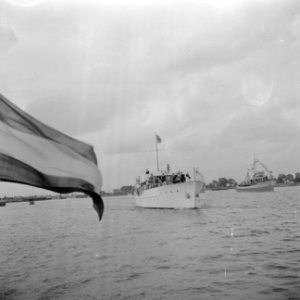 Het koninklijk jacht Piet Hein op weg naar de Nationale Vlootschouw van Marine, Bestanddeelnr 255-7247