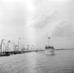 Het koninklijk jacht Piet Hein tijdens de Nationale Vlootschouw van Marine-een, Bestanddeelnr 255-7250