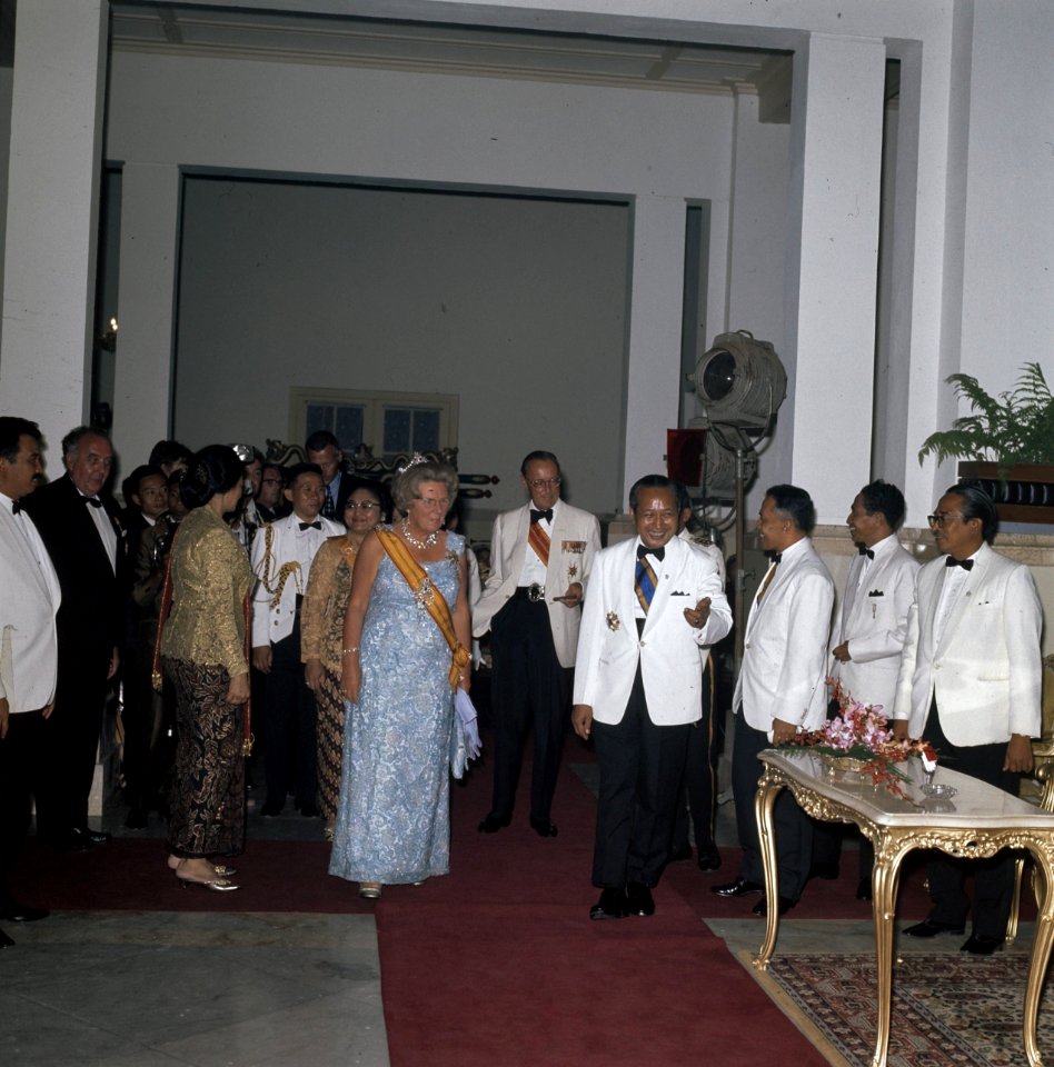 Het koninklijk paar met president en mevrouw Soeharto voorafgaand aan het staats, Bestanddeelnr 254-9016