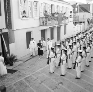 Het koninklijk paar in Philipsburg op Sint Maarten op weg naar het huis van de g, Bestanddeelnr 252-3998