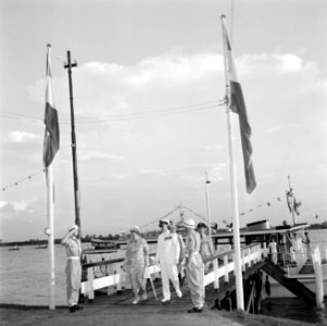 Het koninklijk paar op de aanlegsteiger bij Domburg, Bestanddeelnr 252-4219