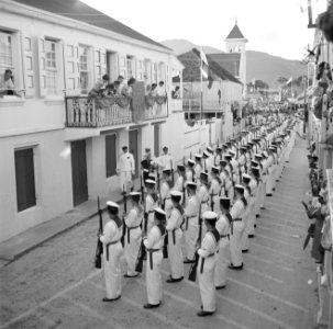 Het koninklijk paar in Philipsburg op Sint Maarten op weg naar het huis van de g, Bestanddeelnr 252-3999