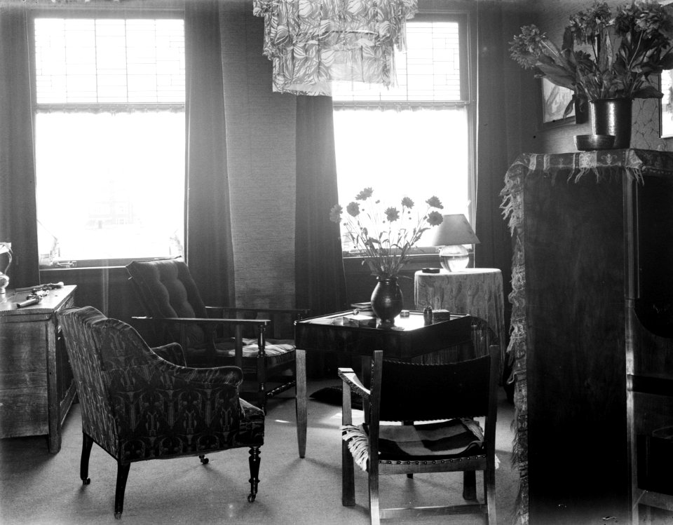 Het interieur van de woning van Van de Poll aan de Michelangelostraat in Amsterd, Bestanddeelnr 252-1191
