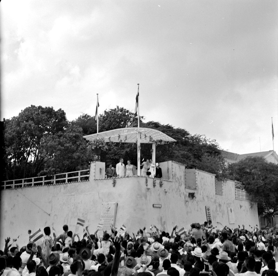 Het koninklijk paar op de muur van Fort Amsterdam in Willemstad, Bestanddeelnr 252-3566