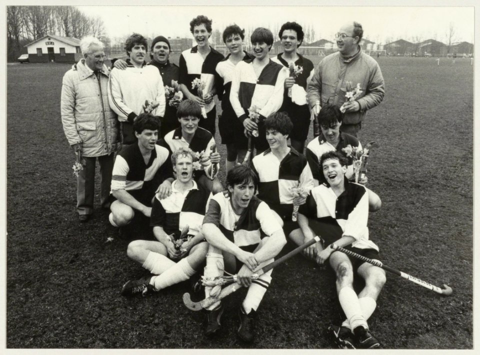 Het kampioensteam van Alliance, tweede klasse C. Op de foto Leen Treeskens (trainer), Jan van Os (manager), Jos Wardenaar (coach) en de spelers Michiel Winkler, Rex Goes, Joost Simons, Eric, NL-HlmNHA 54013839