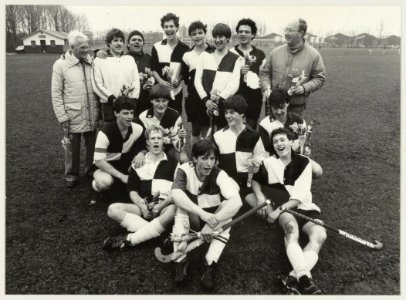 Het kampioensteam van Alliance, tweede klasse C. Op de foto Leen Treeskens (trainer), Jan van Os (manager), Jos Wardenaar (coach) en de spelers Michiel Winkler, Rex Goes, Joost Simons, Eric, NL-HlmNHA 54013839