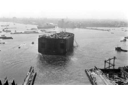 Het (halve) schip drijft in het water, Bestanddeelnr 921-6197