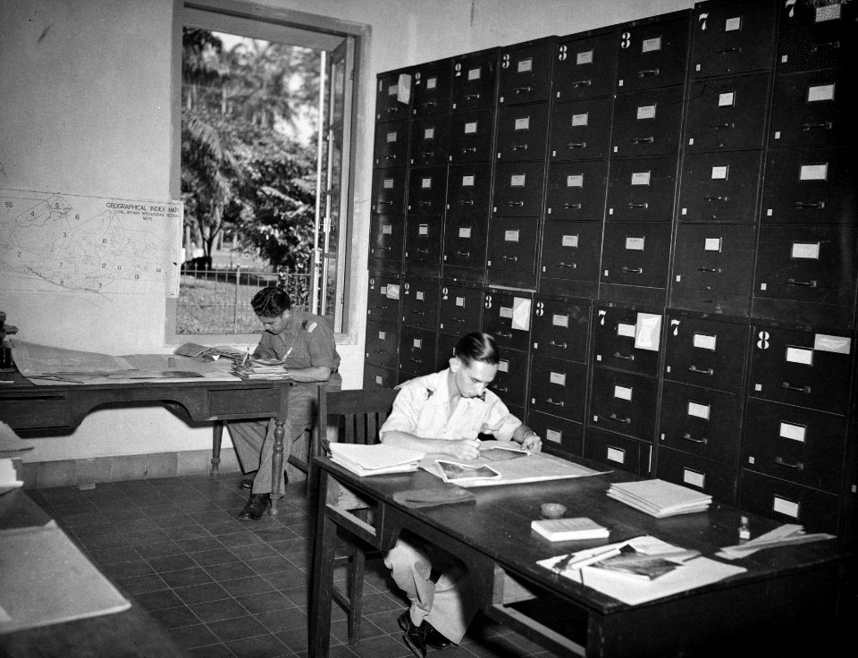 Het kantoor van de Topografische Dienst met archiefkasten, Bestanddeelnr 10032