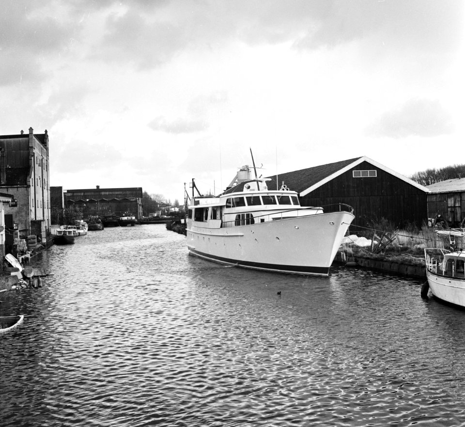 Het jacht ligt afgemeerd aan de kade, Bestanddeelnr 926-8307