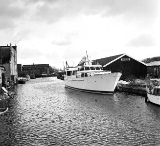 Het jacht ligt afgemeerd aan de kade, Bestanddeelnr 926-8307