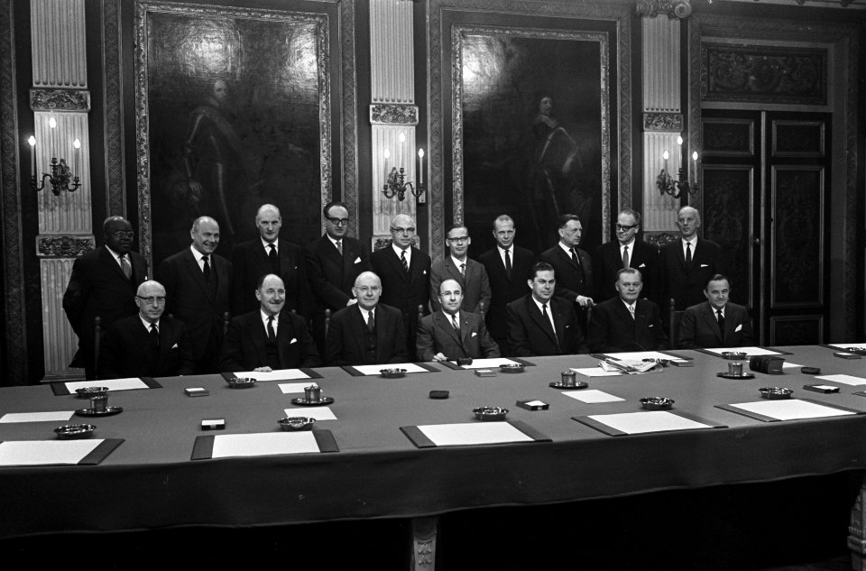 Het kabinet bijeen, rond de tafel links mr. P. L. de Haseth , dr. F. J. Einaar l, Bestanddeelnr 917-6556
