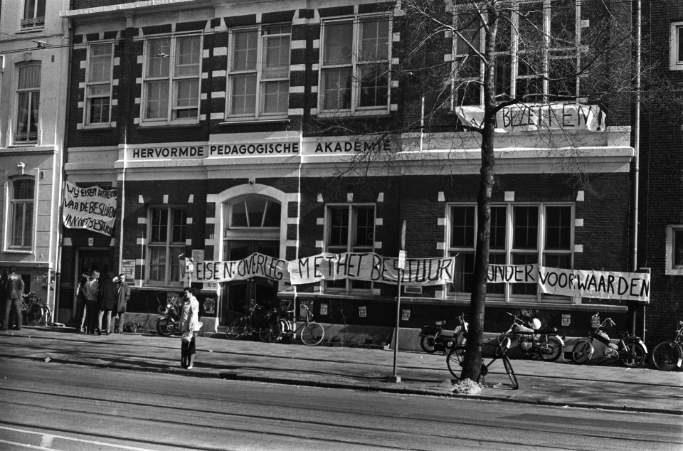 Hervormde Pedagogische akademie in Amsterdam bezet exterieur met spandoeken, Bestanddeelnr 928-5054