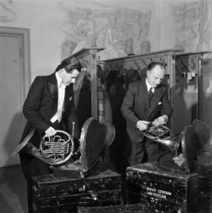 Het inpakken van de instrumenten voor het concertgebouworkest, Bestanddeelnr 901-4266