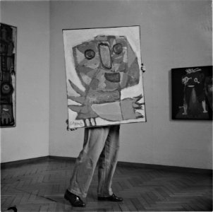 Het inrichten van de tentoonstelling Appel, met werk van Karel Appel (25 juni , Bestanddeelnr 917-8994