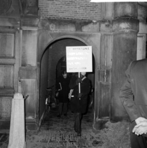 Het kabinet in een speciale zitting bijeen betreffende de EEG, demonstratie op B, Bestanddeelnr 914-7716