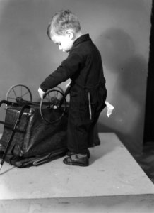 Het jongetje Johnny Benjamin als monteur van een wandelwagentje (Polen), Bestanddeelnr 190-0621 photo