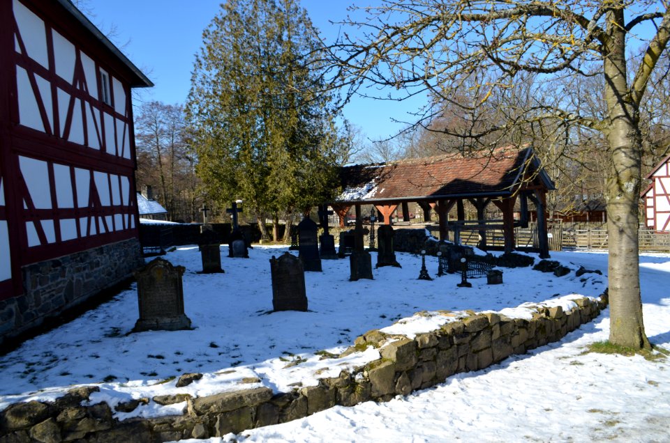 Hessenpark, Kirche aus Niederhörlen, Friedhof
