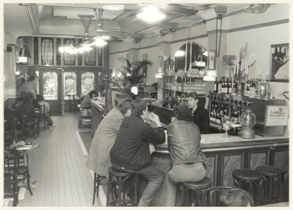 Het interieur van café 1900. NL-HlmNHA 54014413