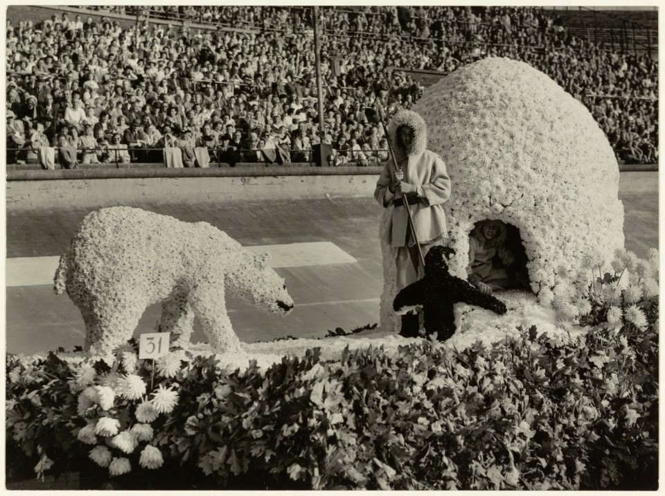 Het Aalsmeerse bloemencorso in het Olympisch Stadion te Amsterdam. NL-HlmNHA 54011088