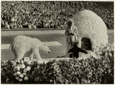 Het Aalsmeerse bloemencorso in het Olympisch Stadion te Amsterdam. NL-HlmNHA 54011088