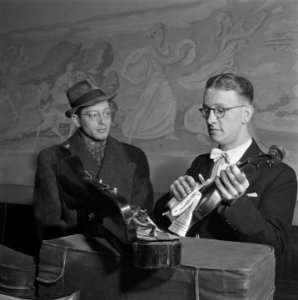 Het inpakken van de instrumenten voor het concertgebouworkest, Bestanddeelnr 901-4267