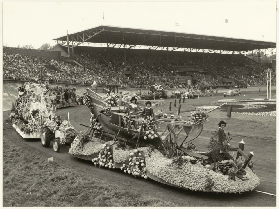 Het Aalsmeerse Bloemencorso in het olympisch Stadion te Amsterdam. NL-HlmNHA 54011085