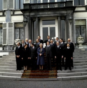 Het Kabinet Van Agt, inclusief koningin Juliana, op de trappen van Paleis Soestd, Bestanddeelnr 254-9928