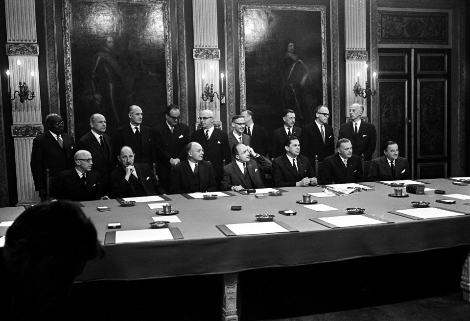Het kabinet bijeen, rond de tafel links mr. P. L. de Haseth , dr. F. J. Einaar l, Bestanddeelnr 917-6560