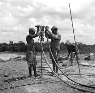 Het aanbrengen van springstof op het terrein van de Surinaamse Bauxiet Maatschap, Bestanddeelnr 252-6577