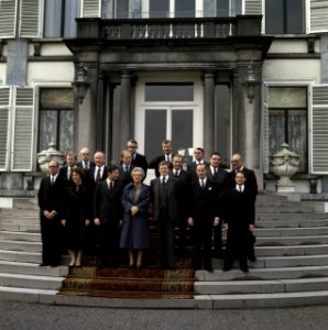 Het Kabinet Van Agt, inclusief koningin Juliana, op de trappen van Paleis Soestd, Bestanddeelnr 254-9929