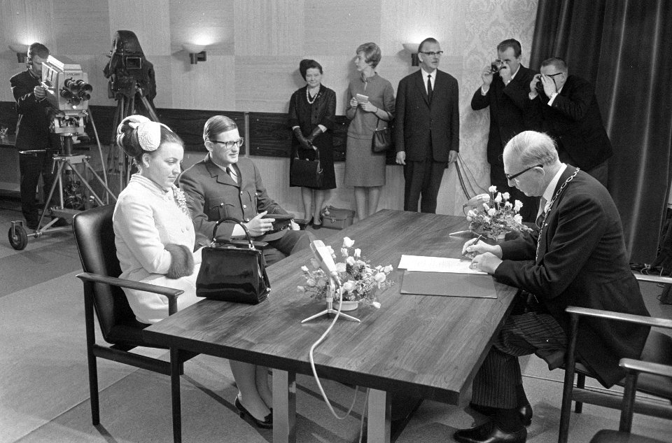 Het jonge paar voor de tafel, rechts burgemeester mr. F.J. van Beeck Calkoen, Bestanddeelnr 919-8664