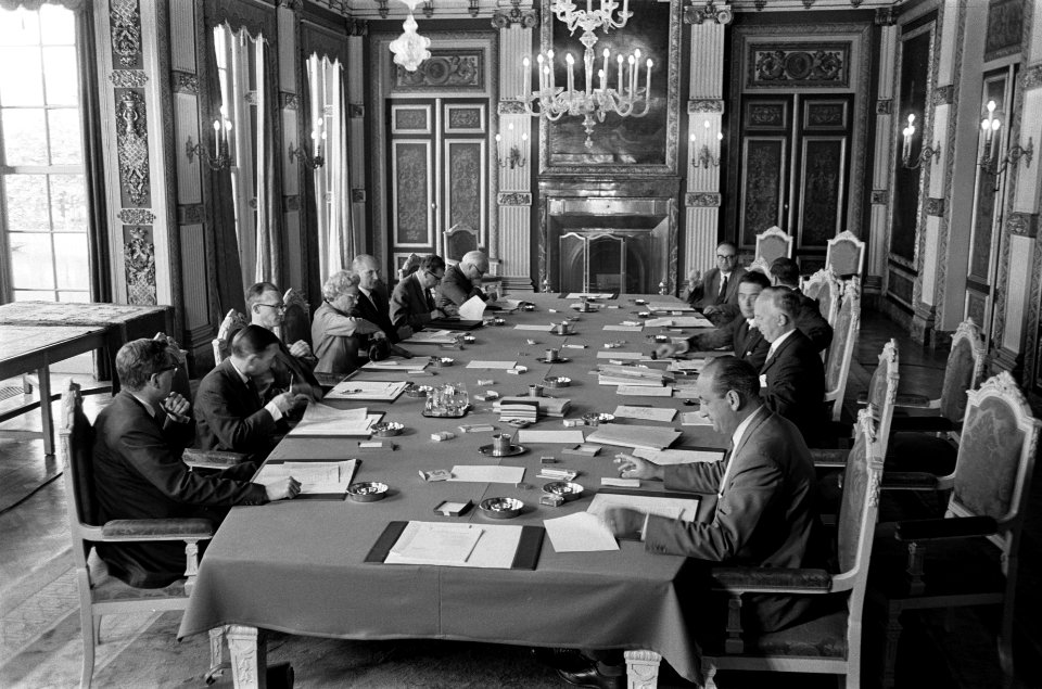 Het kabinet van Marijnen in vergadering bijeen Veldkamp, Aartsema, Bot, Schouwe, Bestanddeelnr 915-3745