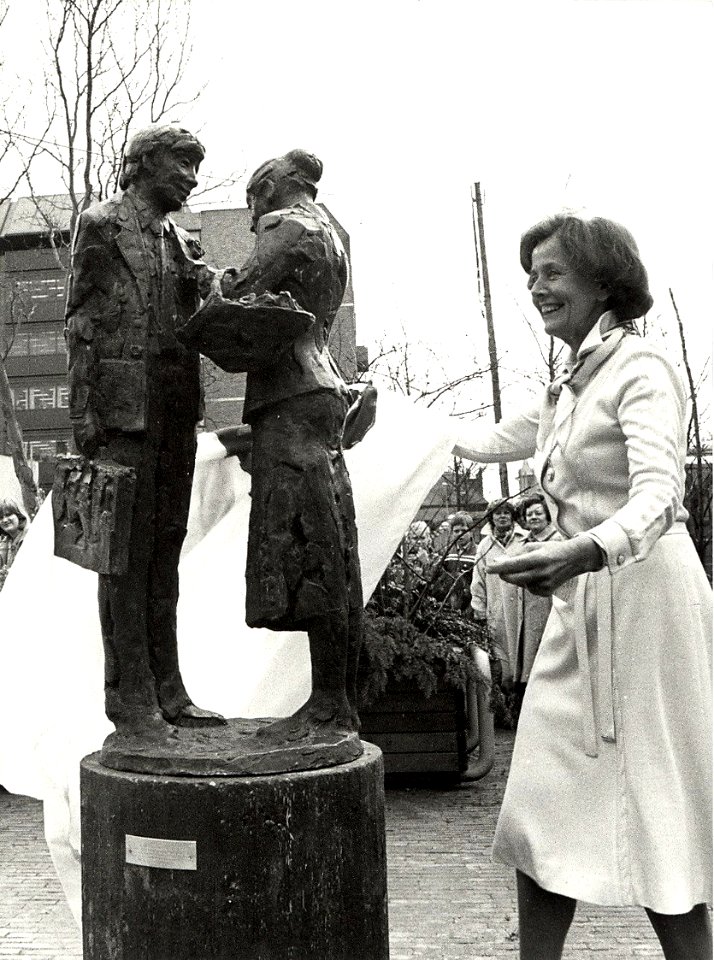 Het Instituut Bloemenmeisjes bestond in 1979 een kwart eeuw. Ria Hooij die jaarlijks een nieuwe ploeg bloemenmeisjes begeleidde, onthulde op het Stationsplein een beeld ter ere van dit jubileum. NB. Z