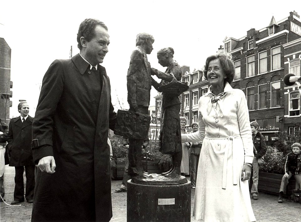 Het Instituut Bloemenmeisjes bestond in 1979 een kwart eeuw. Ria Hooij die jaarlijks een nieuwe ploeg bloemenmeisjes begeleidde, onthulde op het Stationsplein een beeld ter ere van dit jubileum, beeld