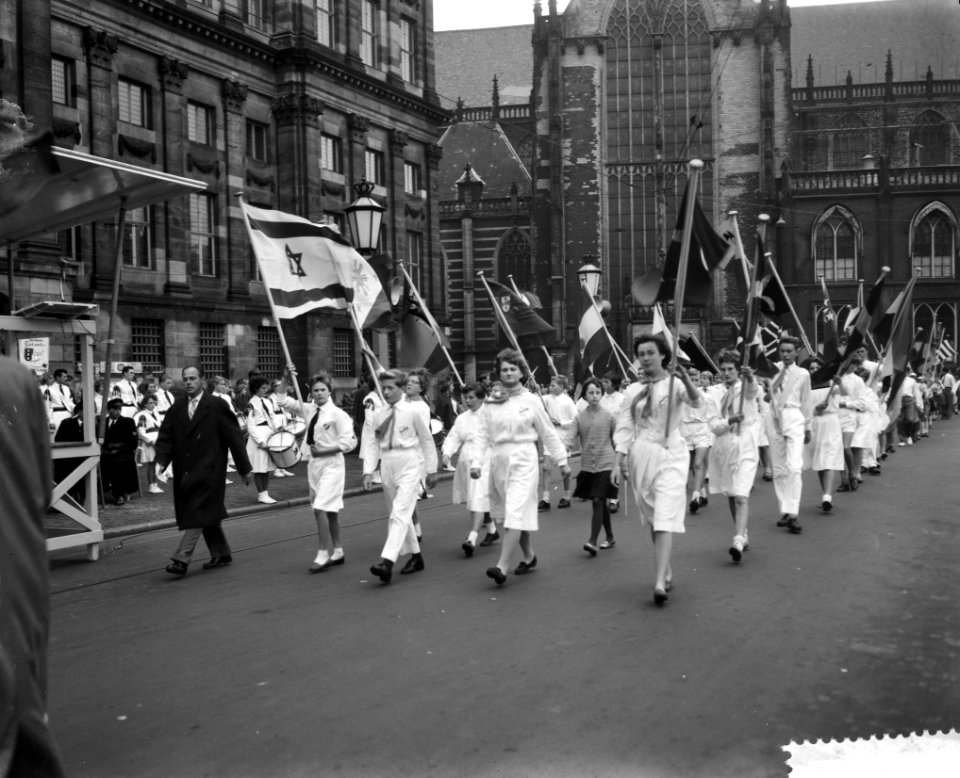 Herdenking van de Dag der Verenigde Naties op de Dam 120 gymnasten marcheren met, Bestanddeelnr 910-7698