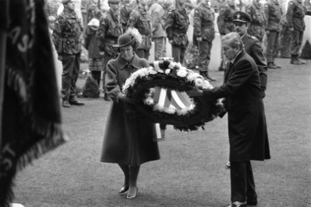 Herdenking Slag om Arnhem op Airborne begraafplaats , Oosterbeek Koningin Beatr, Bestanddeelnr 933-0893