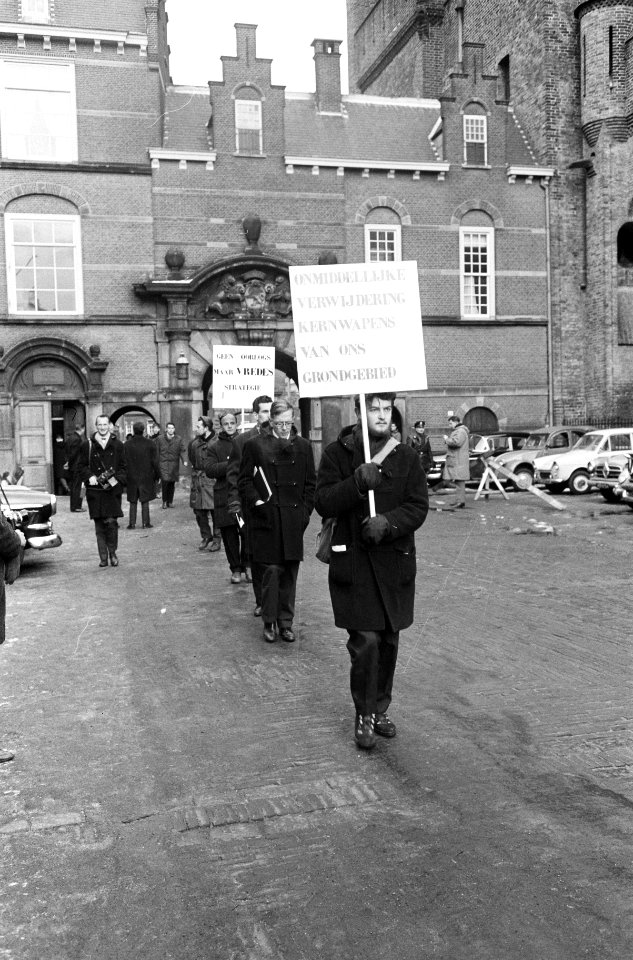 Het kabinet in een speciale zitting bijeen betreffende de EEG, demonstratie op B, Bestanddeelnr 914-7720