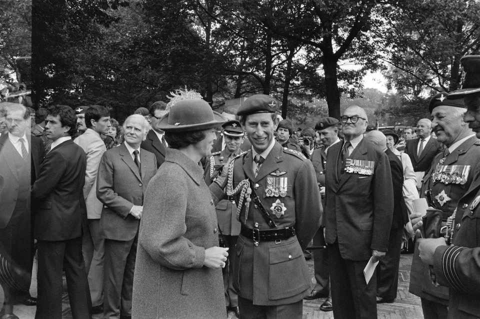 Herdenking Slag om Arnhem op Airborne begraafplaats , Oosterbeek Beatrix geeft , Bestanddeelnr 933-0891